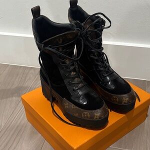 Fashion combat boot size 7
